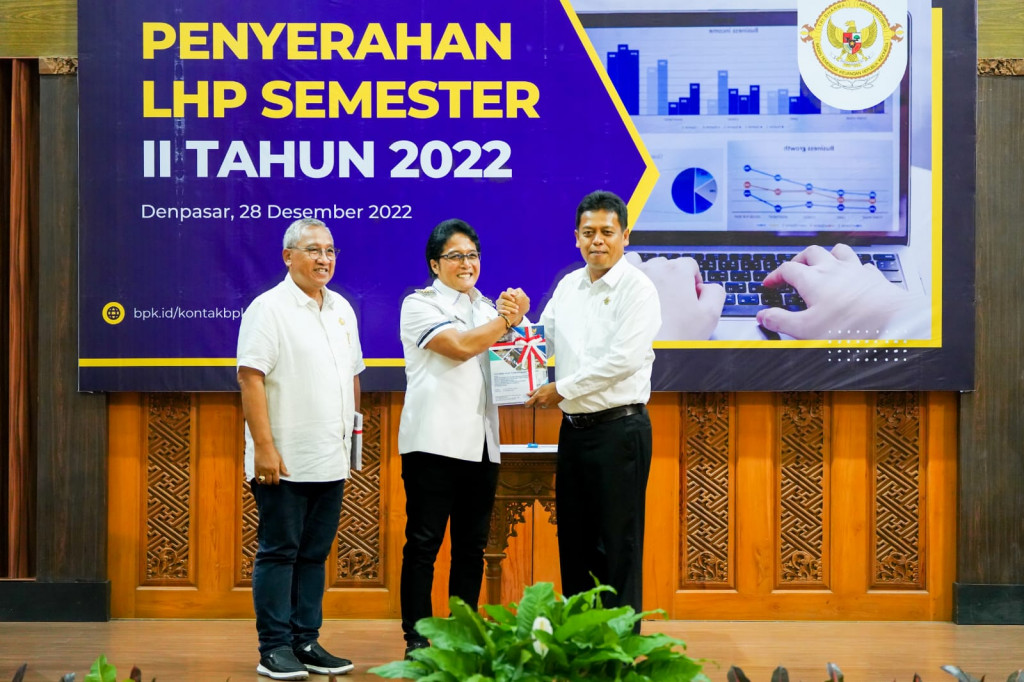 Bupati Giri Prasta Terima LHP Semester II Dari BPK